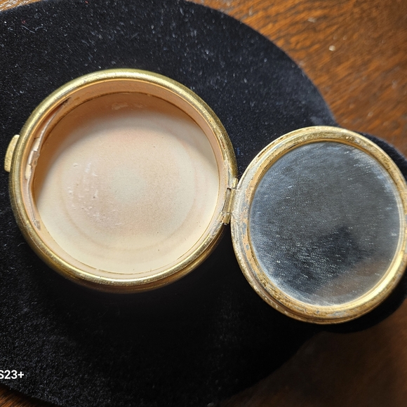 Vintage Floral and Gold Tone Compact. - Picture 6 of 9